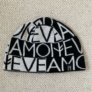 Neve Amo Bennie ski hat black & white graphics text